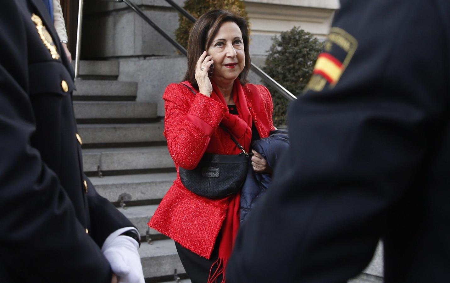 Margarita Robles. La ministra de Defensa acudió a la sesión solemne de la apertura de la XIV Legislatura con un pantalón negro y una de sus míticas chaquetas rojas, conjuntada con un pañuelo del mismo color