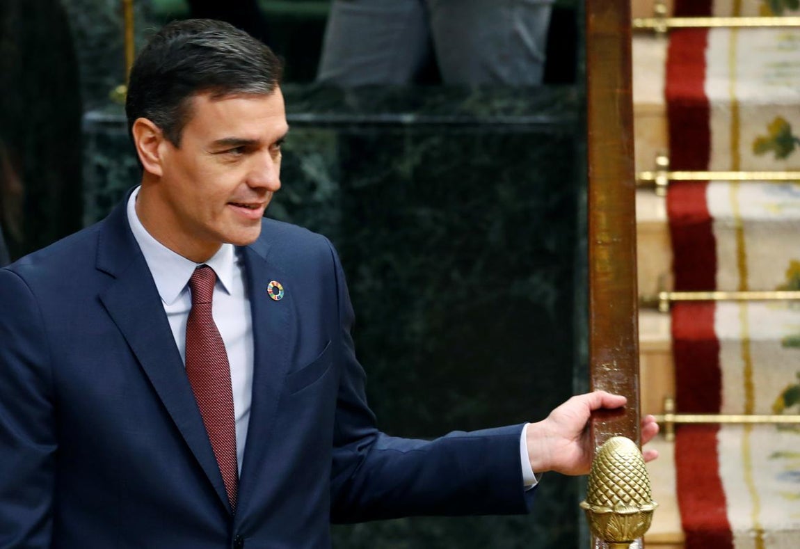 Pedro Sánchez. El Presidente del Gobierno eligió un traje de chaqueta azul oscuro, camisa blanca y una corbata granate muy poco favorecedora porque la tela tenía un efecto brillo. Sin embargo, lo que más llamó la atención fue la chapa que llevaba en la solapa, símbolo de los Objetivos de Desarrollo Sostenible de Naciones Unidas, concretamente a la Agenda 2030 de la ONU. Un icono circular con 17 colores, uno por cada uno de los objetivos fijados para el 2030