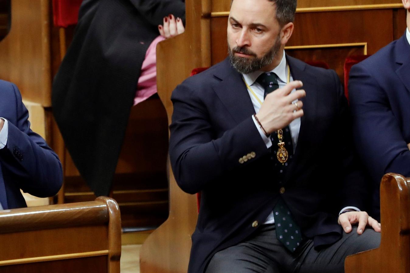 Santiago Abascal. El líder de Vox llevó un traje de chaqueta compuesto por una chaqueta azul marino y un pantalón gris. El político estuvo muy poco favorecedor por lo ajustado que le quedaba el traje y las costuras tirantes del pantalón que se le formaban cada vez que tomaba asiento. Sin embargo, lo que más ha llamado la atención de Abascal fue la medalla con un cordón dorado colgada al cuello. Un distintivo otorgado a los miembros de la Mesa o de la Junta de Portavoces del Congreso y del Senado y que tienen la opción de lucir o no durante actos solemnes