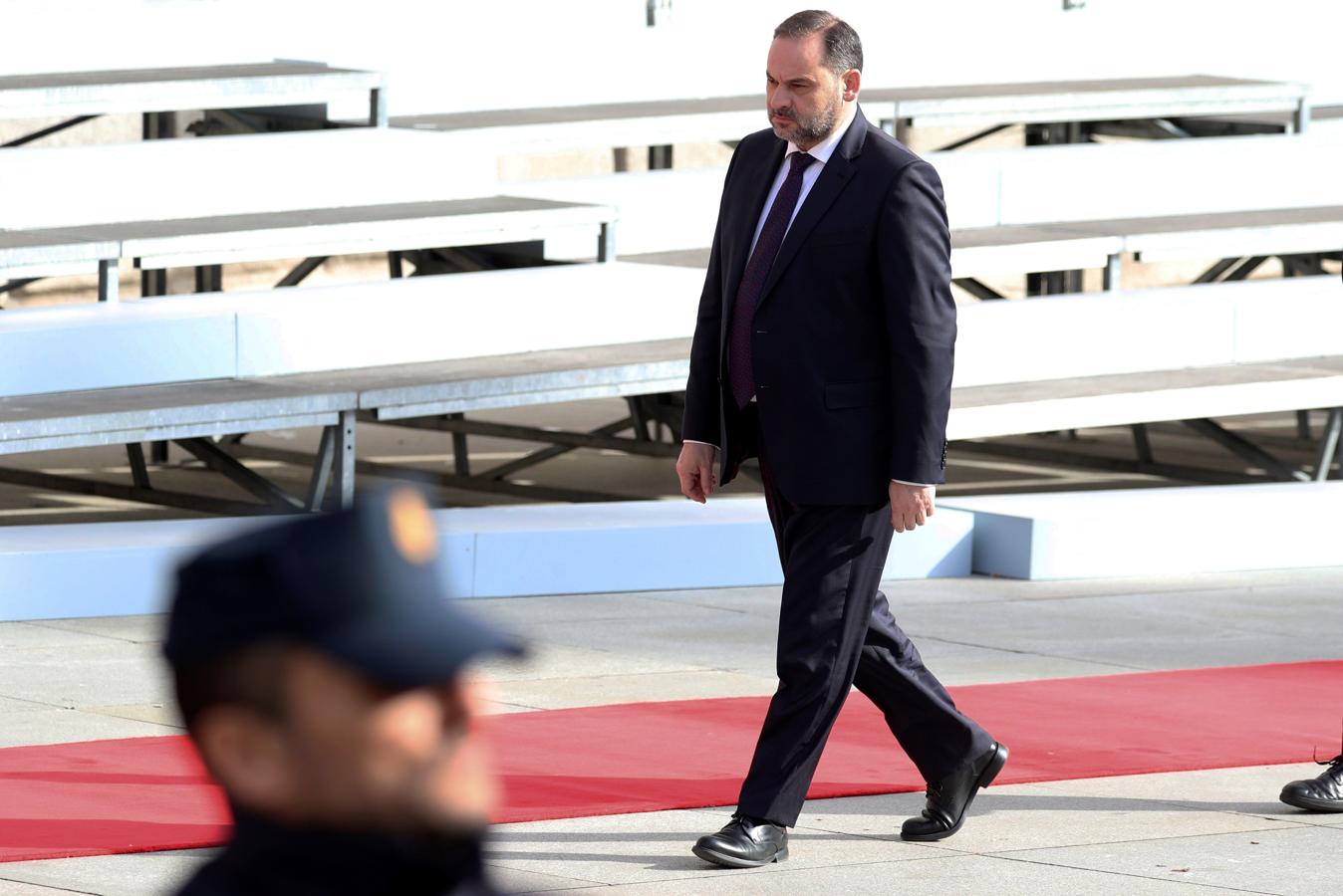 José Luis Ábalos. El ministro de Transportes se vistió con un traje de chaqueta oscuro. No llamaría la atención de no ser por las arrugas que se veían tanto en la chaqueta como en el pantalón