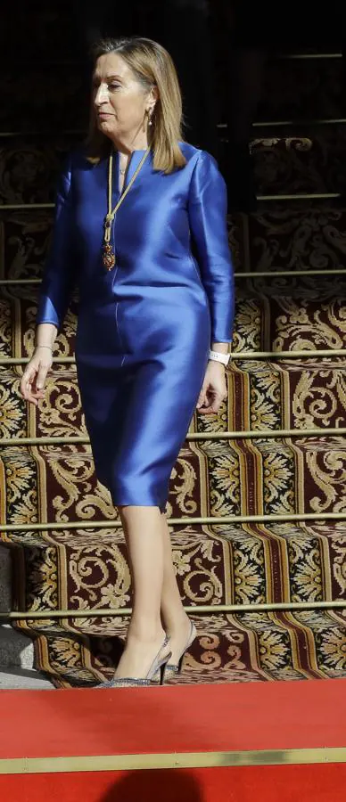 Ana Pastor. La antigua Presidenta del Congreso escogió un vestido azul tubo muy poco favorecedor