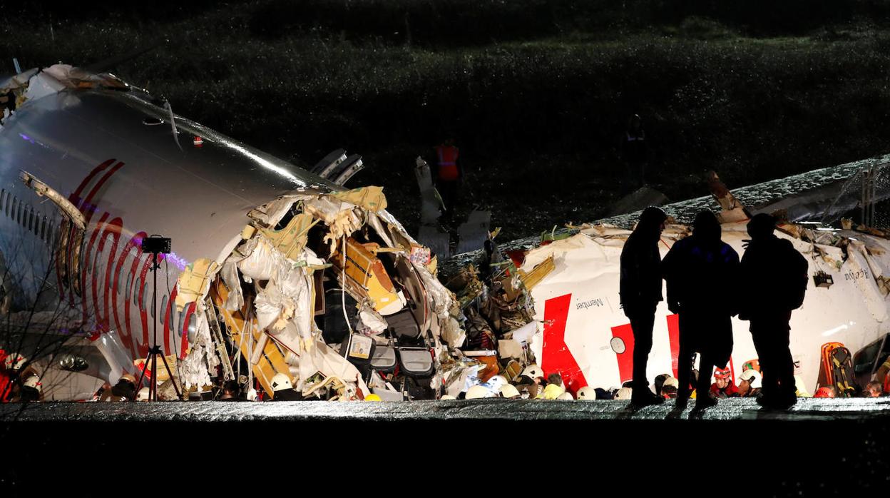 En imágenes: el accidente del avión  turco que se salió de la pista en un aeropuerto de Estambul