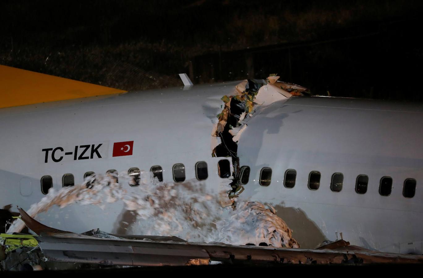 Los equipos de rescate están aún trabajando para sacar del avión a varios pasajeros que no pueden abandonarlo por su propio pie, indicó el ministro.. 