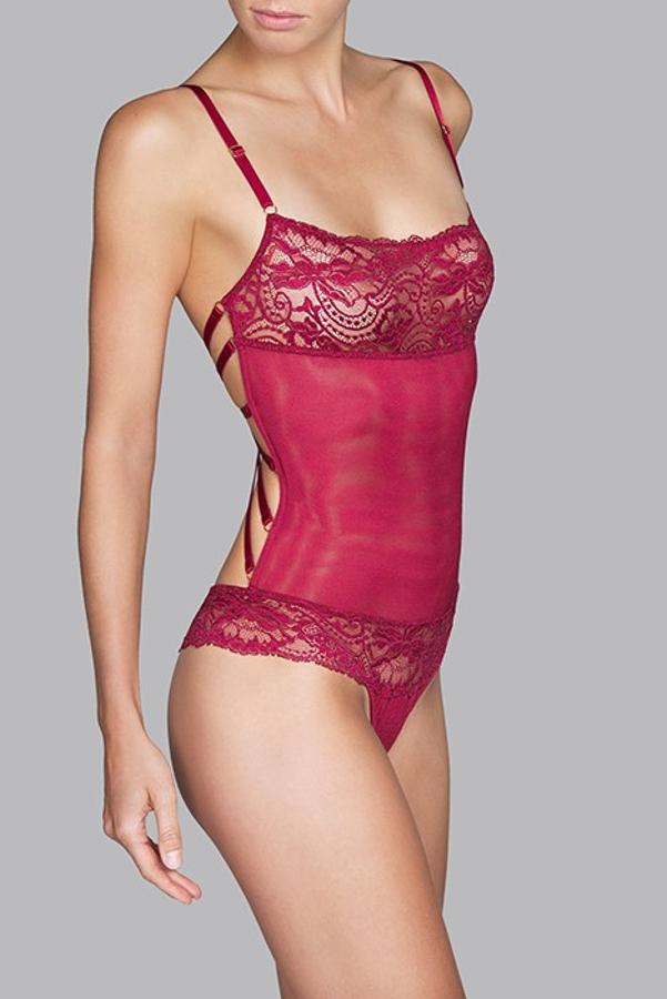 Venus Body. Este body tanga sin aros es pura sensualidad. Una banda de encaje enmarca el pecho para continuar con tul y encaje elástico en el resto de la prenda. Destaca su original espalda con tiras.  Su precio es de 207 euros.