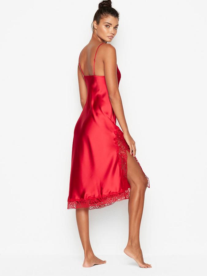 Satin &amp; Lace Midi Slip. No todo tiene que ser ropa interior para tu noche de San Valentín, también puedes apostar por un elegante camisón como este modelo con escote drapeado y ribete de encaje de Victoria's Secret. Su precio es de 91 euros.