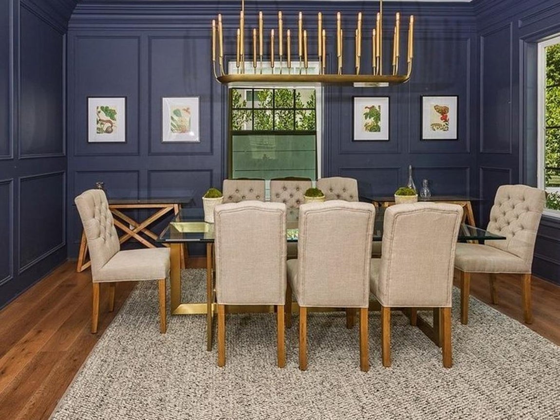 Hancock Park. Margot Robbie, la Harley Quinn de sonrisa más delirante, se compró esta casa hace 3 años por 3,5 millones de euros. Tiene 5 habitaciones, 5 cuartos de baño completos y uno de servicio. En la imagen se ve el comedor, cuidadosamente amueblado con piezas de estilo contemporáneo. La protagonista es la lámpara, una pieza de diseño creada exclusivamente para ella