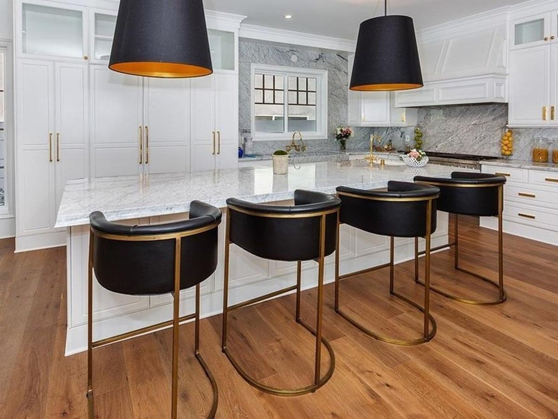 Hancock Park. La cocina de la protagonista de "Aves de Presa" es la perfecta alianza entre el lujo, la armonía y el buen gusto. El Suelo de madera es el mismo que en el resto de estancias de la casa. Los muebles de color blanco ofrecen mucho espacio de almacenaje y, en el centro de la estancia hay una isla central de madera y mármol flanqueada por unos taburetes de diseño fabricados en cobre y piel negra. Las paredes también son de mármol