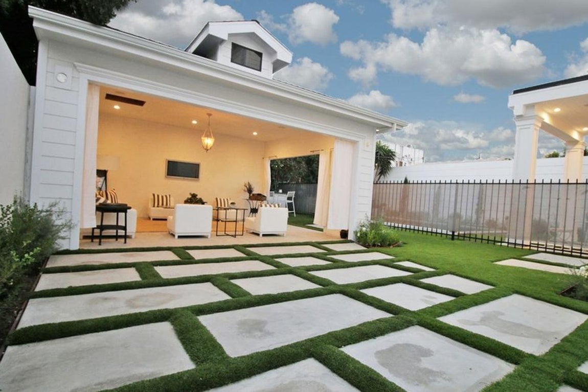 Hancock Park. Ante el pórtico de Margot Robbie se esculpió un empedrado ajardinado con un diseño que consigue que la naturaleza conviva con la creación humana. El diseño es muy original y característico. La puerta de entrada a los invitados