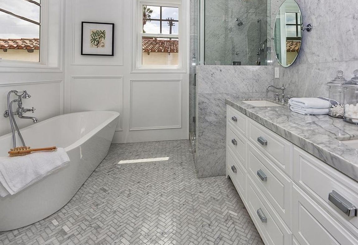 Hancock Park. La protagonista de "Aves de presa" vive en una casas con cinco baños completos, todos ellos con bañera, ducha con chorros tipo spa, pavimento de azulejo y elementos de mármol. Los colores dominantes en los cuartos de baño son el gris,el blanco y el negro