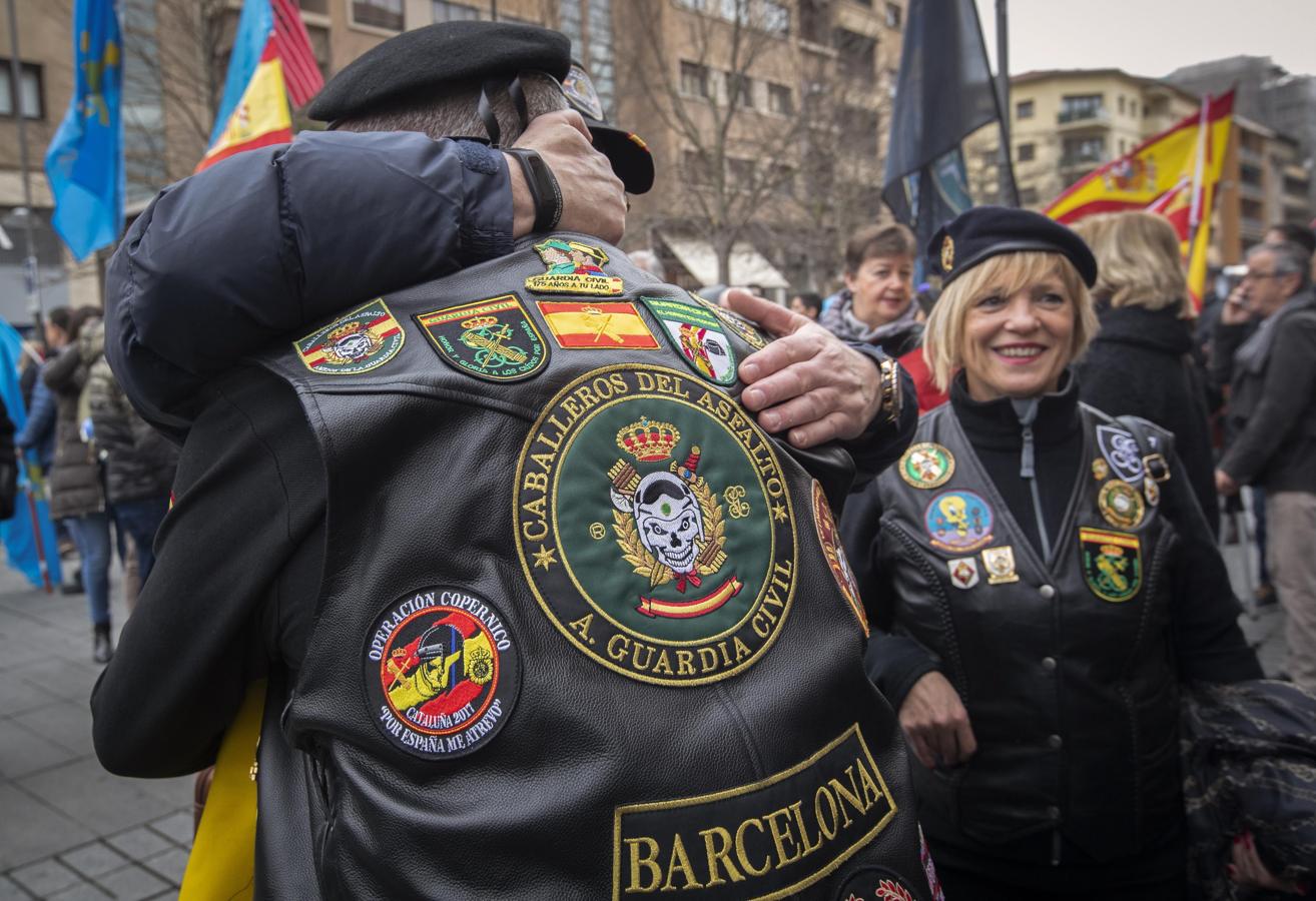 Vista de la concentración ante la delegación del Gobierno de España en Navarra, convocada por la Asociación Profesional Justicia Guardia Civil (JUCIL) este sábado en Pamplona en contra del traspaso de las competencias de tráfico a Navarra. 