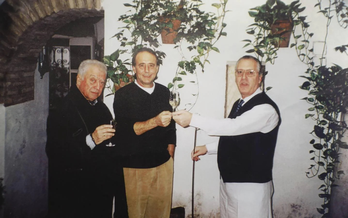Joan Manuel Serrat con un medio de vino. 