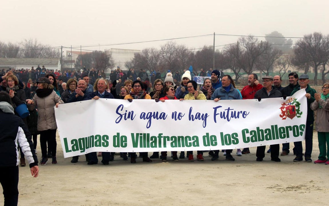 Vecinos de Villafranca de los Caballeros «llenan» a cubos las lagunas