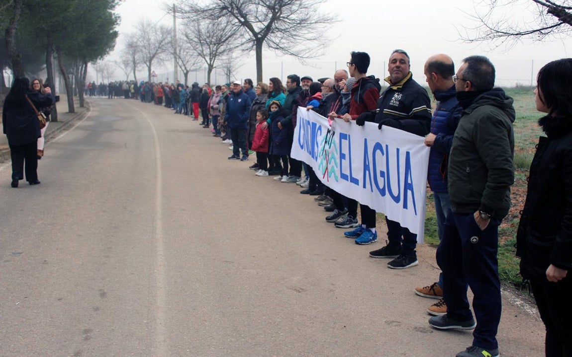 Vecinos de Villafranca de los Caballeros «llenan» a cubos las lagunas