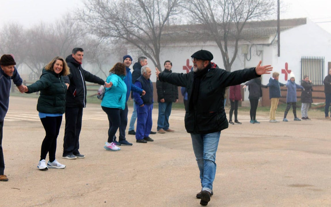 Vecinos de Villafranca de los Caballeros «llenan» a cubos las lagunas