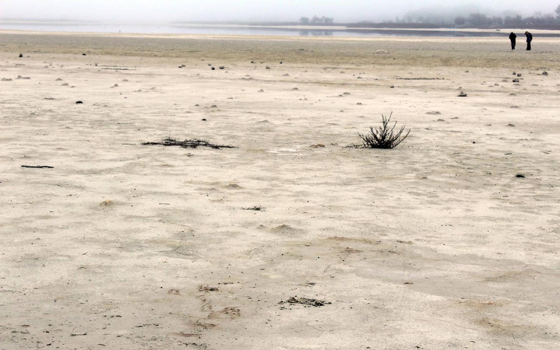 Vecinos de Villafranca de los Caballeros «llenan» a cubos las lagunas