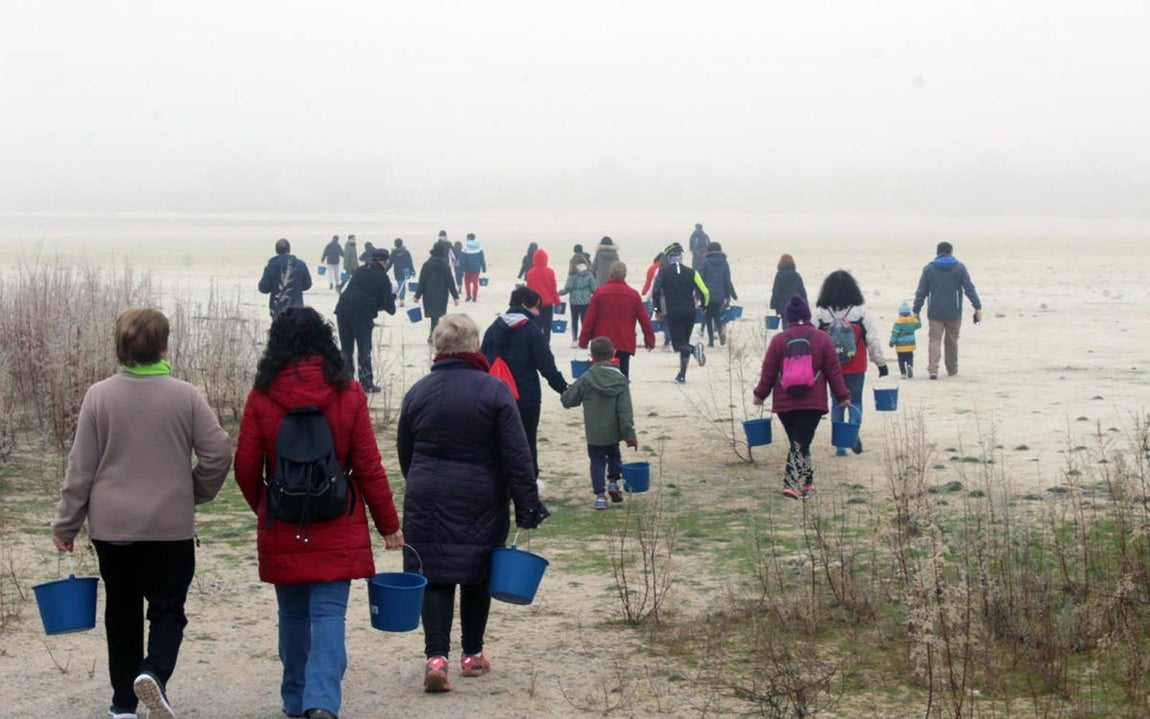 Vecinos de Villafranca de los Caballeros «llenan» a cubos las lagunas