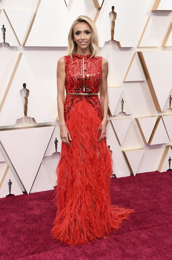 El vestido de Giuliana Rancic es un ejemplo de estampados imposibles con esta mezcla de plumas con pedrería en rojo. 