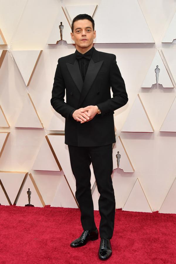 Rami Malek. De Anthony Vacarello para Saint Laurent fue la opción 'total black' escogida por Malek, uno de los pocos que apostó por el monocolor en la gran noche del cine y que como única joya lució un reloj Pasha de Cartier de la colección de 1993 en oro amarillo, cabujón de zafiro y correa de cuero.