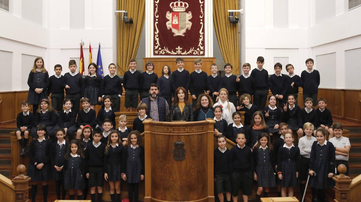 En imágenes: los alumnos del colegio San Patricio toman la palabra en las Cortes