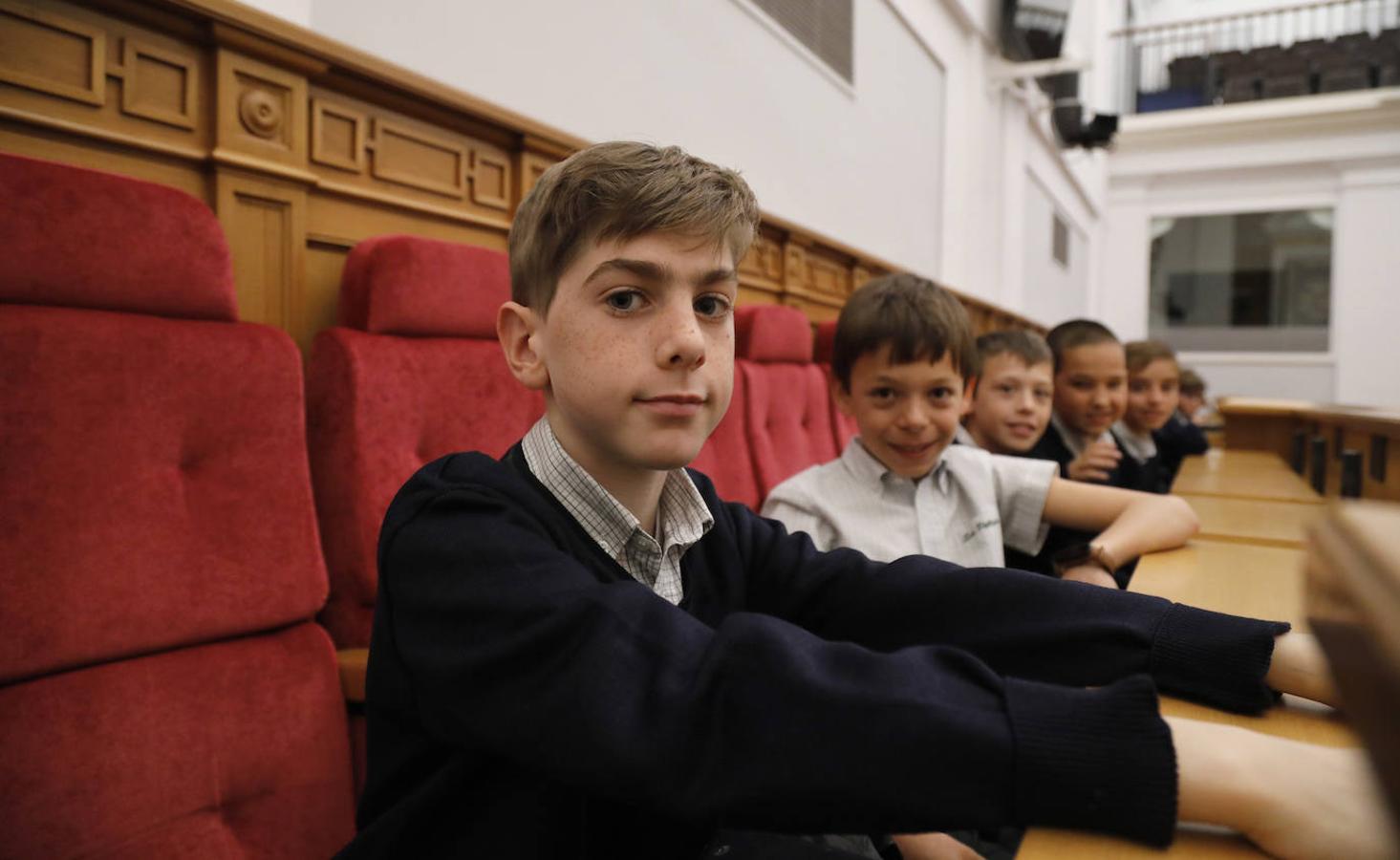 En imágenes: los alumnos del colegio San Patricio toman la palabra en las Cortes