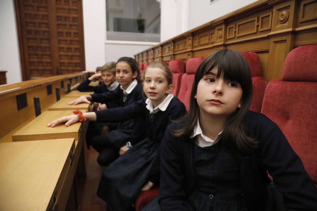 En imágenes: los alumnos del colegio San Patricio toman la palabra en las Cortes