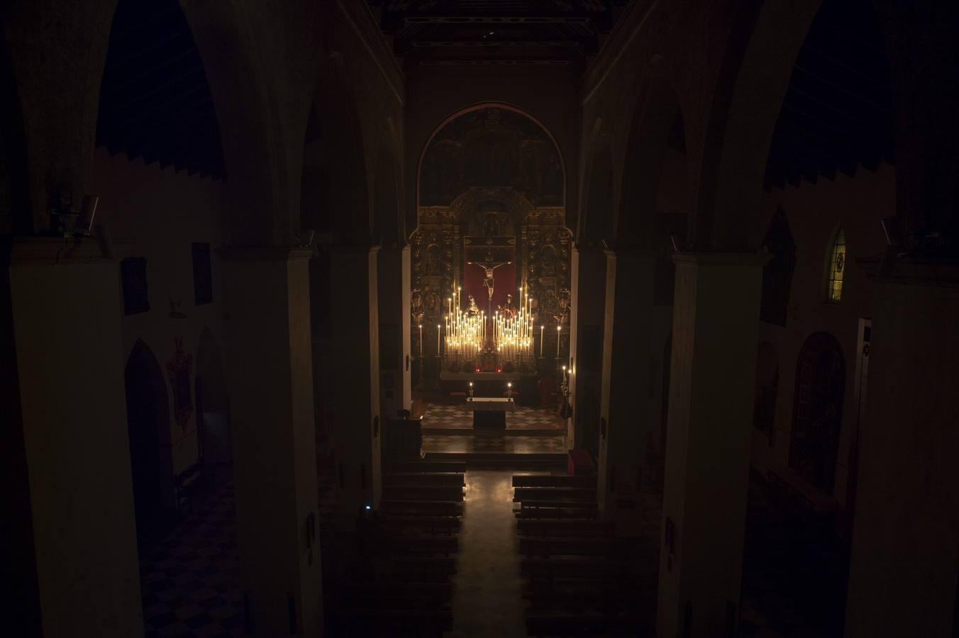 El altar de las Siete Palabras, en penumbra