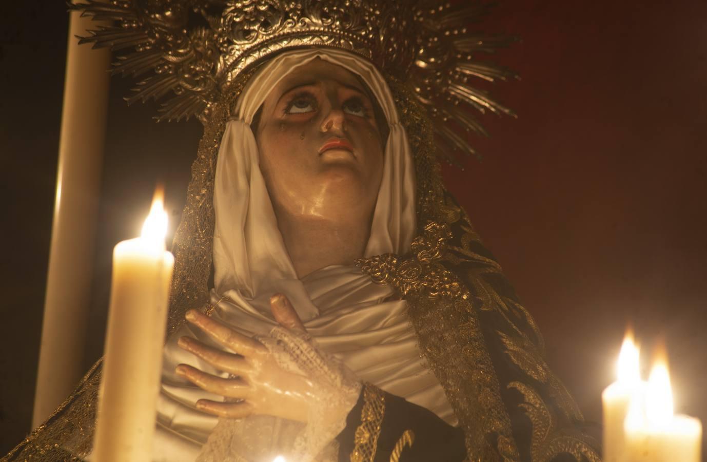 El altar de las Siete Palabras, en penumbra