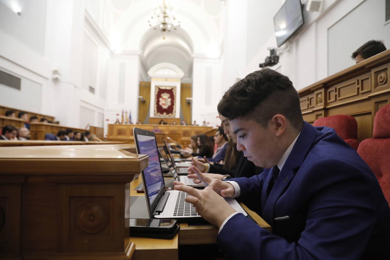 En imágenes: los universitarios debaten en las Cortes de Castilla-la Mancha