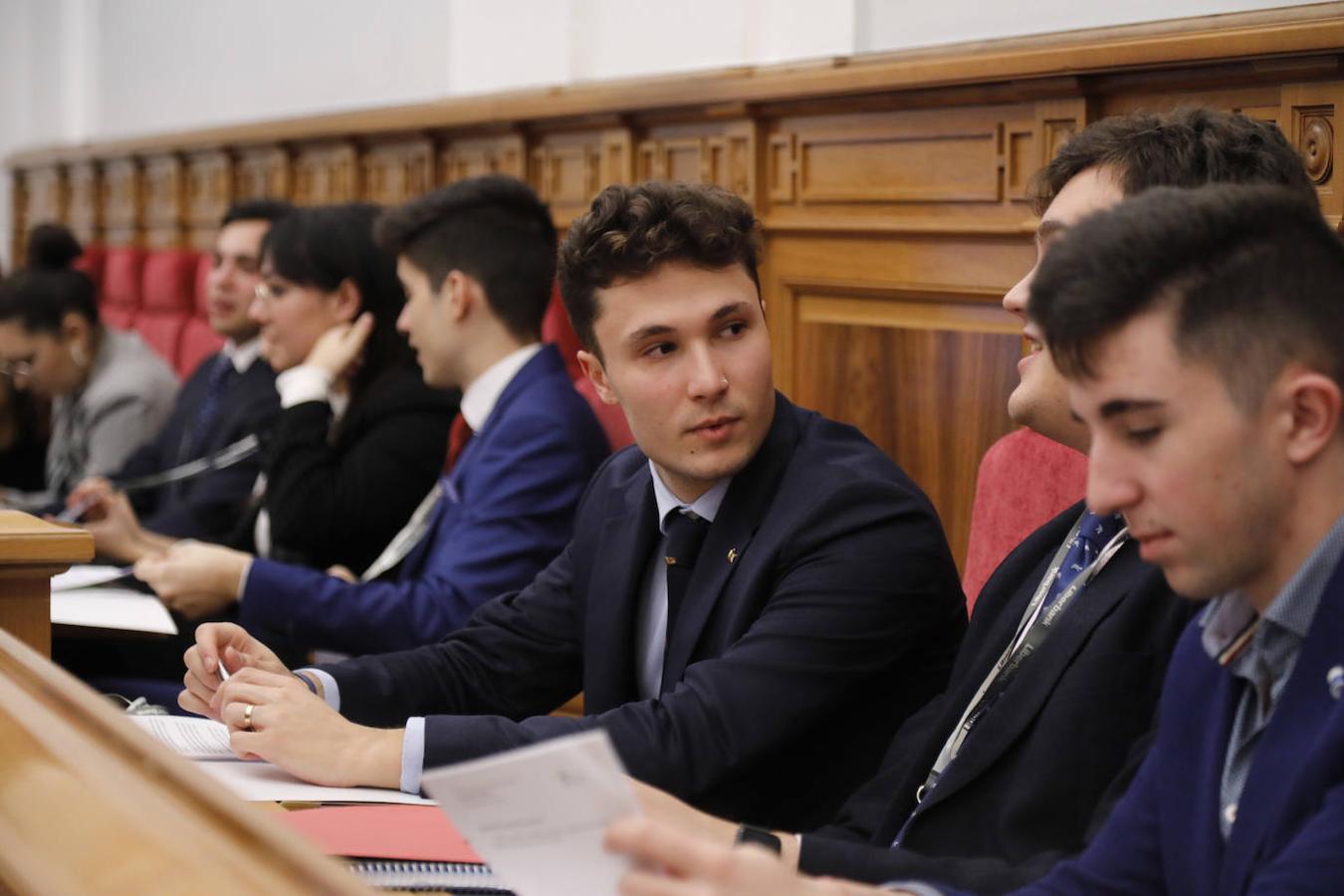 En imágenes: los universitarios debaten en las Cortes de Castilla-la Mancha