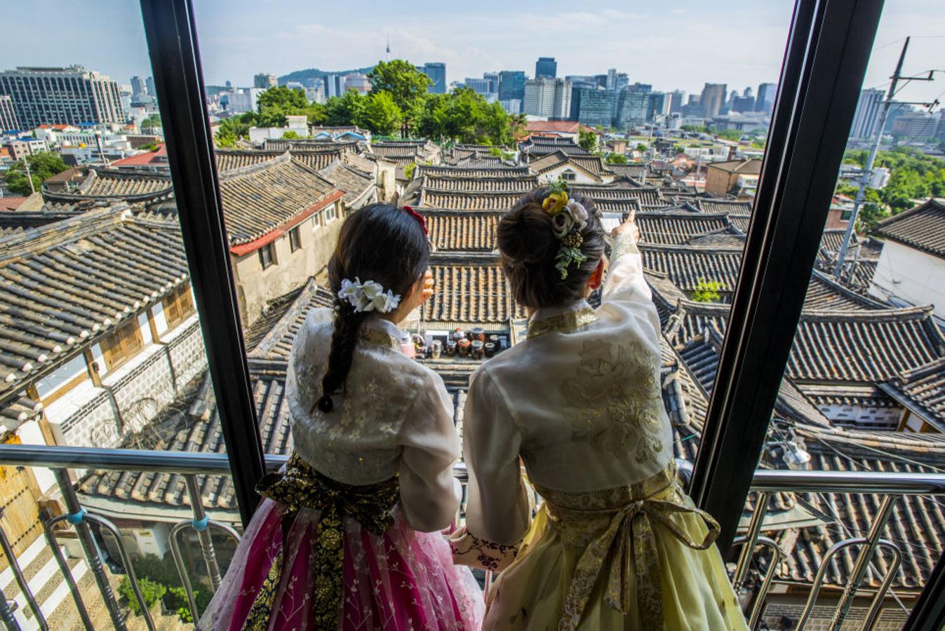 Bukchon Hanok Village. Bukchon Hanok Village es una aldea tradicional coreana en Seúl con una larga historia ubicada en la cima de una colina entre el Palacio Gyeongbok, el Palacio Changdeok y el Santuario Real de Jongmyo.