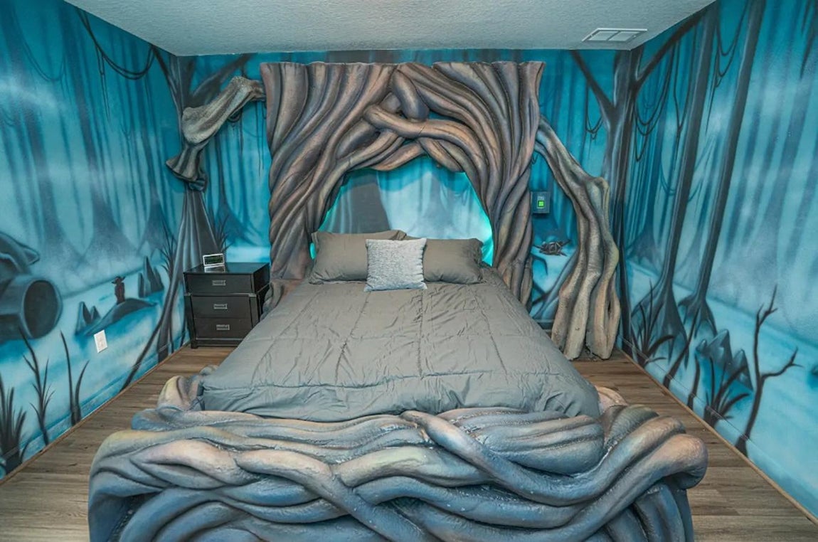 Cada una de las nueve habitaciones de la casa está inspirada en un planeta diferente en esa galaxia lejana, con murales en las paredes, planetas moldeados a medida en 3D y camas hechas a mano con distintas temáticas