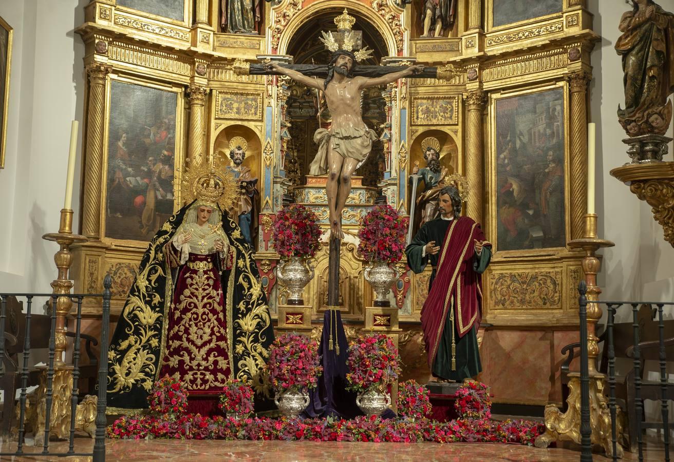 Los titulares de la Exaltación en el altar mayor de Santa Catalina