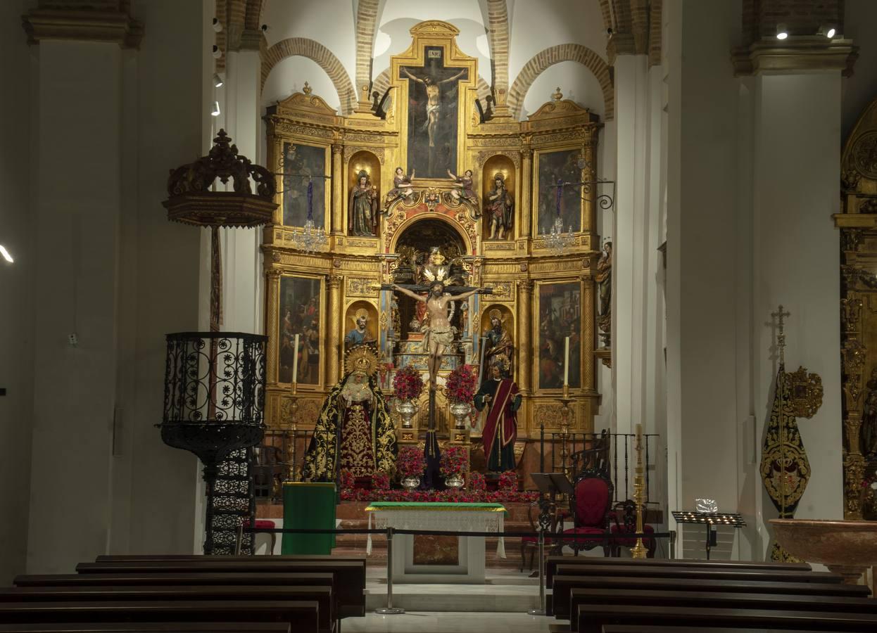 Los titulares de la Exaltación en el altar mayor de Santa Catalina