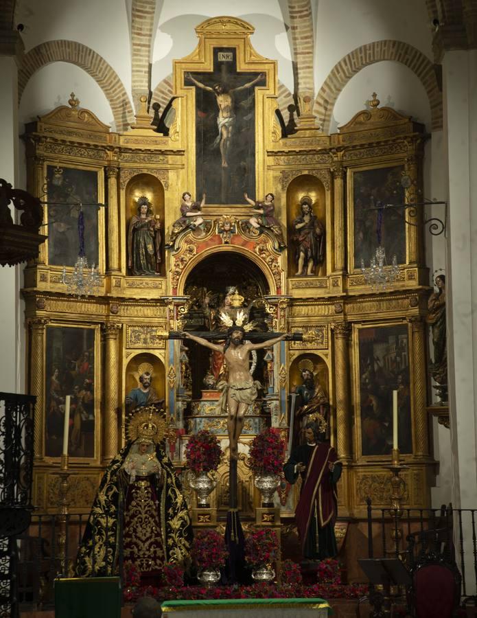 Los titulares de la Exaltación en el altar mayor de Santa Catalina