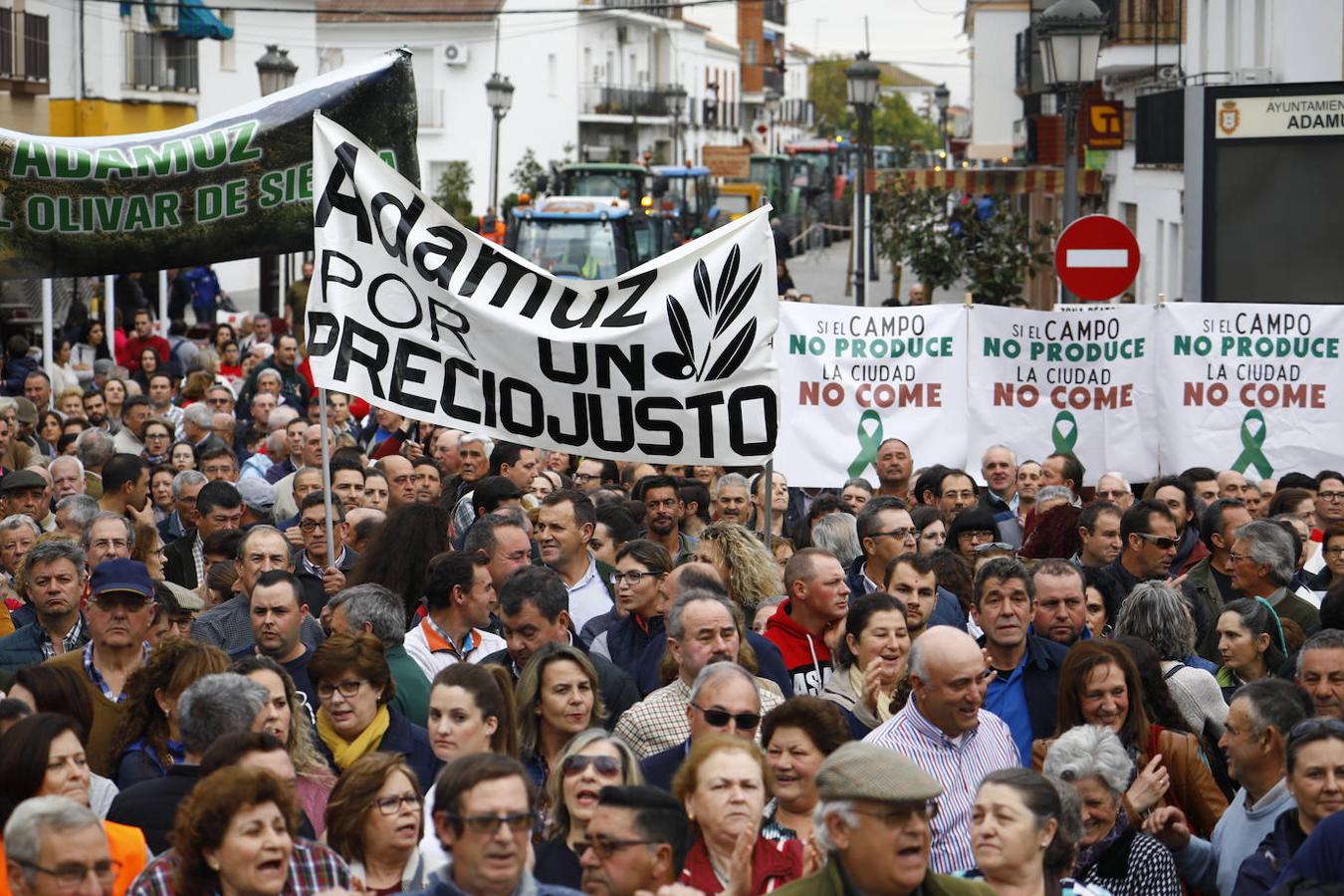 La protesta de los agricultores de Córdoba en Adamuz, en imágenes