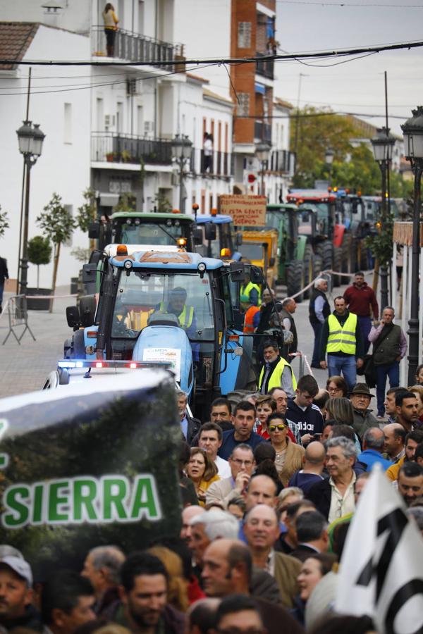 La protesta de los agricultores de Córdoba en Adamuz, en imágenes