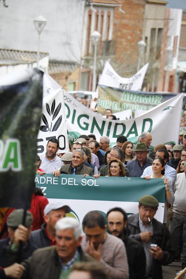 La protesta de los agricultores de Córdoba en Adamuz, en imágenes