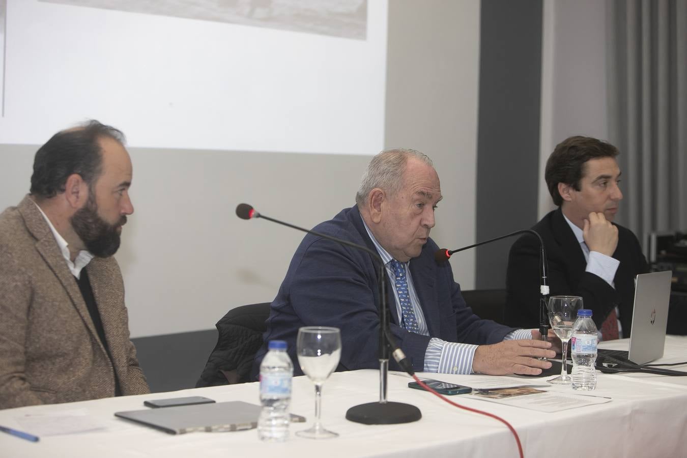 La presentación del libro de Manolete de Carlos Abella en Córdoba, en imágenes