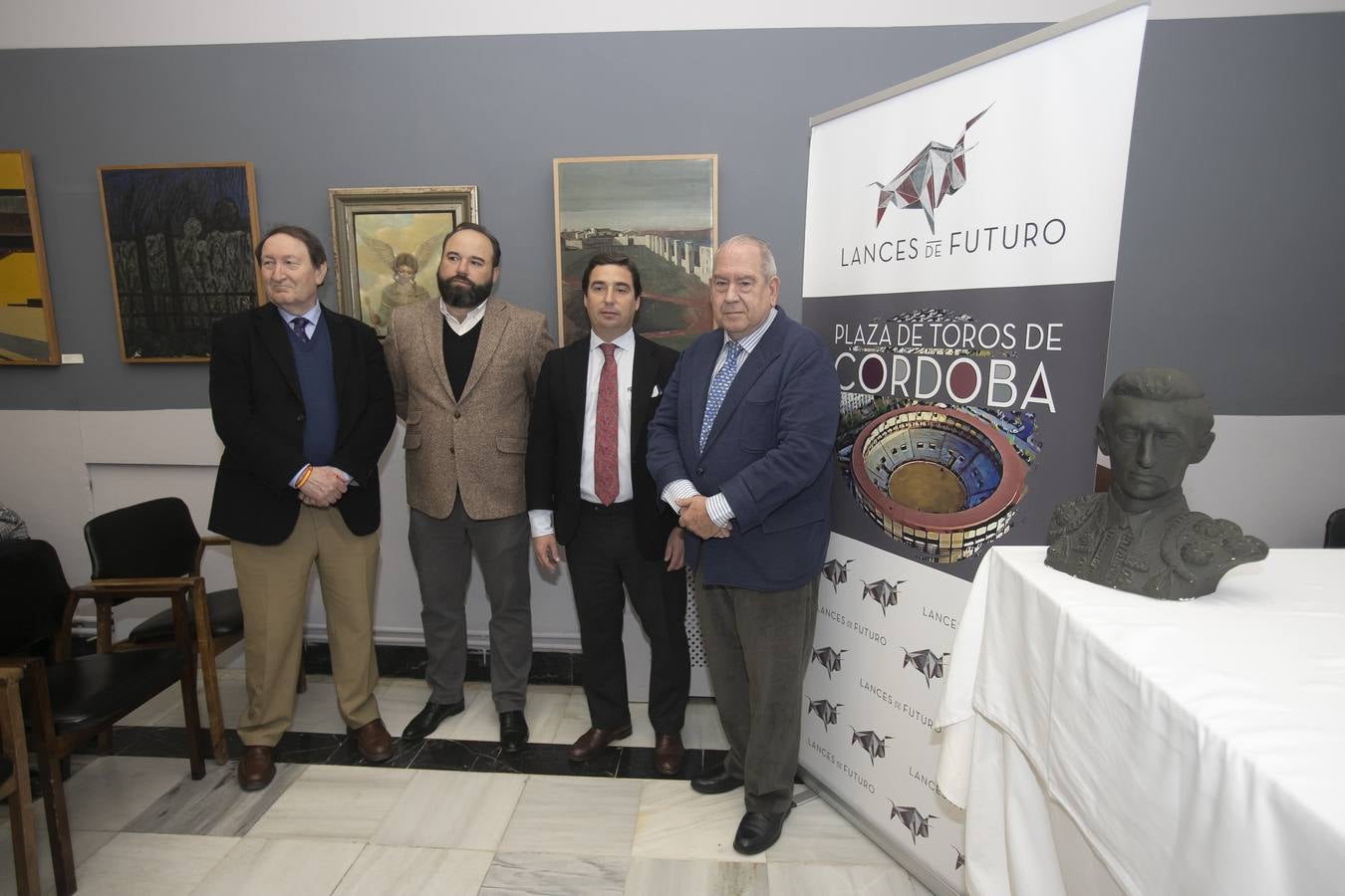 La presentación del libro de Manolete de Carlos Abella en Córdoba, en imágenes