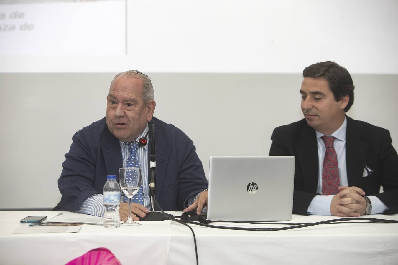 La presentación del libro de Manolete de Carlos Abella en Córdoba, en imágenes