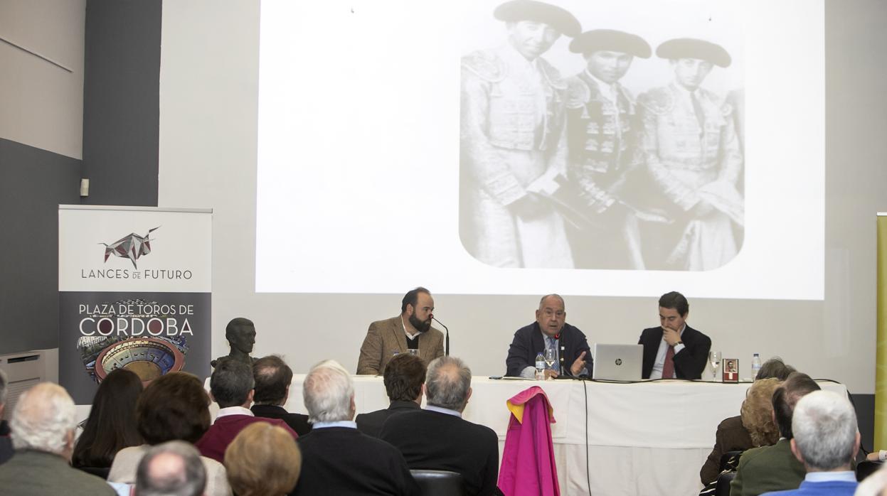 La presentación del libro de Manolete de Carlos Abella en Córdoba, en imágenes