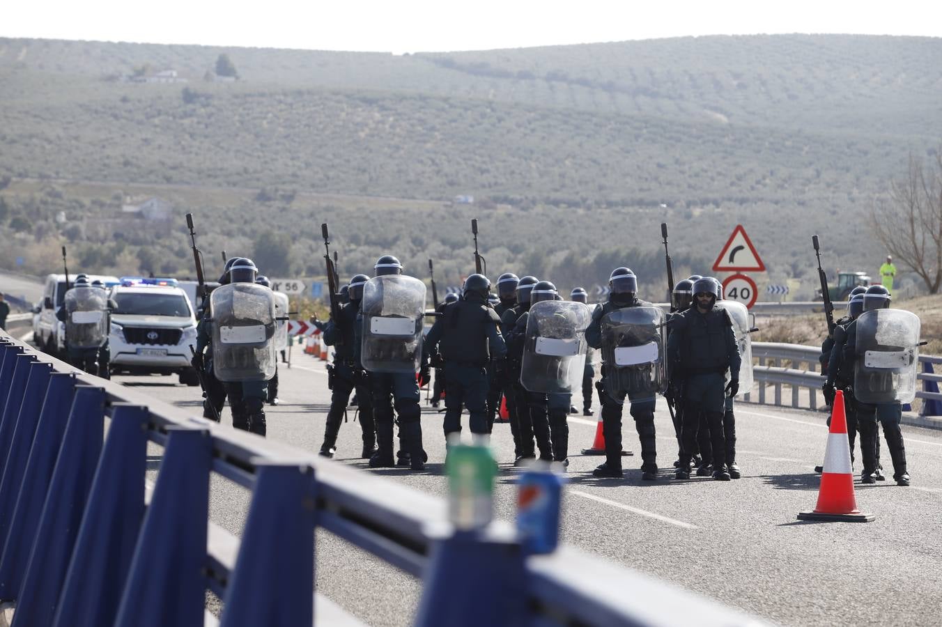 Los momentos más tensos de la protesta en Lucena de los agricultores