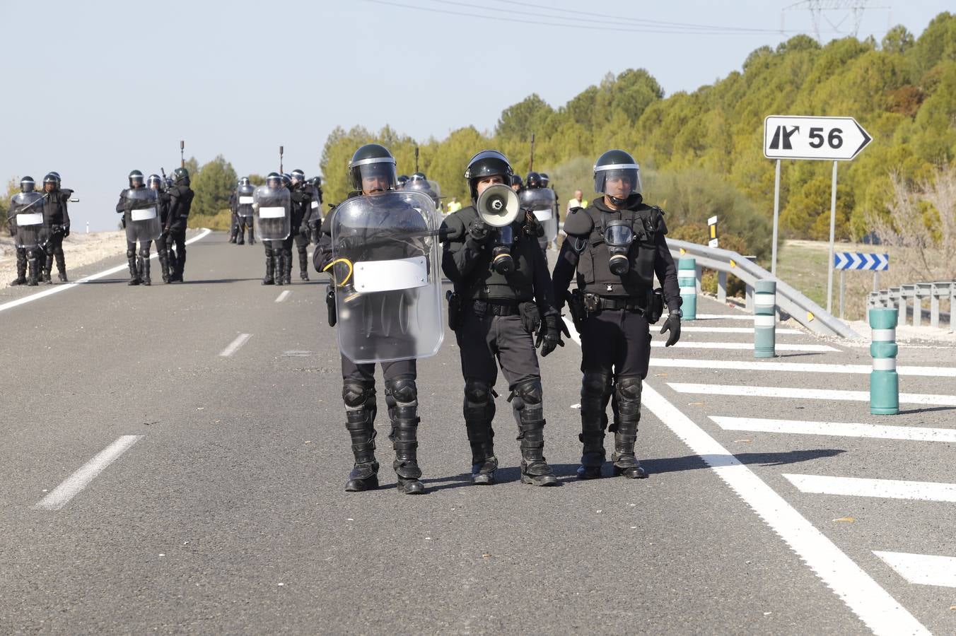 Los momentos más tensos de la protesta en Lucena de los agricultores