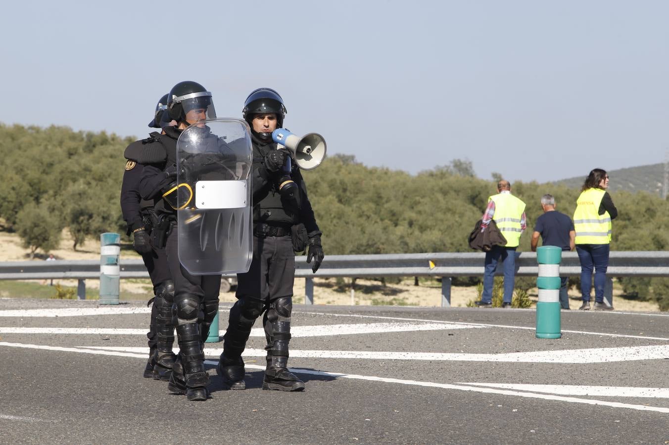 Los momentos más tensos de la protesta en Lucena de los agricultores