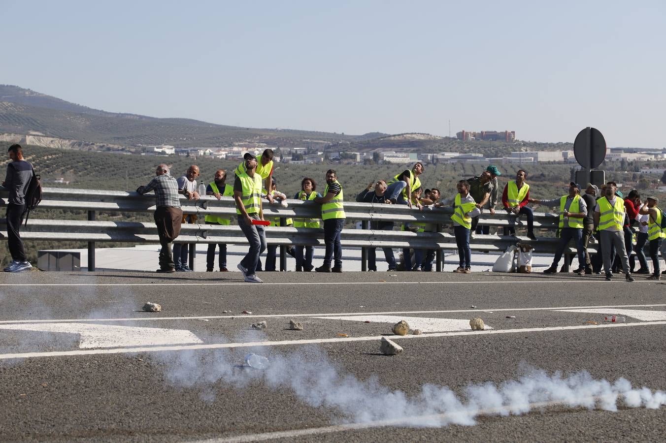 Los momentos más tensos de la protesta en Lucena de los agricultores