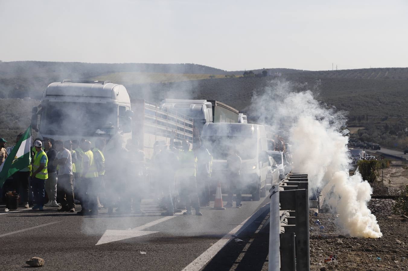 Los momentos más tensos de la protesta en Lucena de los agricultores