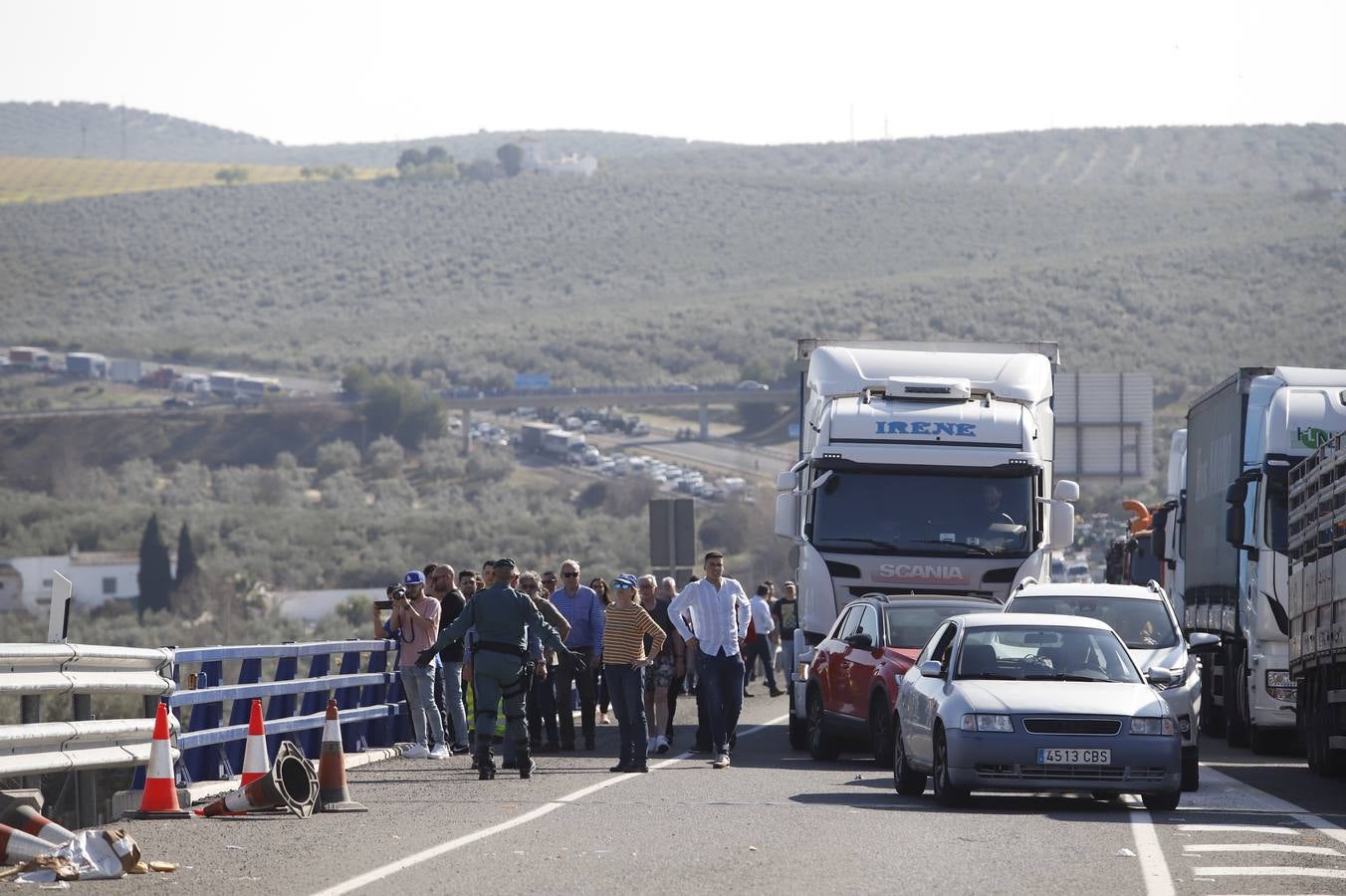 Los momentos más tensos de la protesta en Lucena de los agricultores