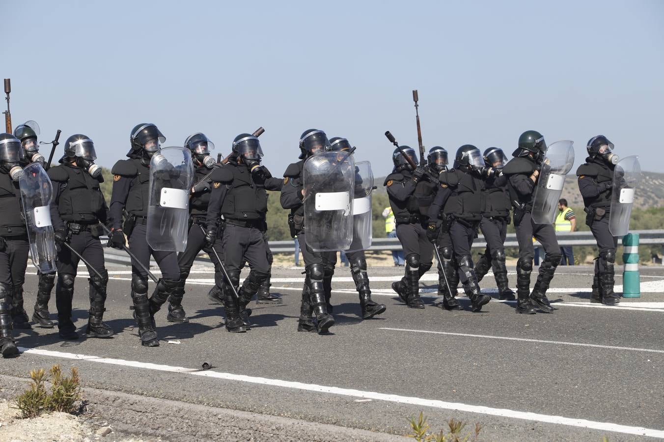 Los momentos más tensos de la protesta en Lucena de los agricultores