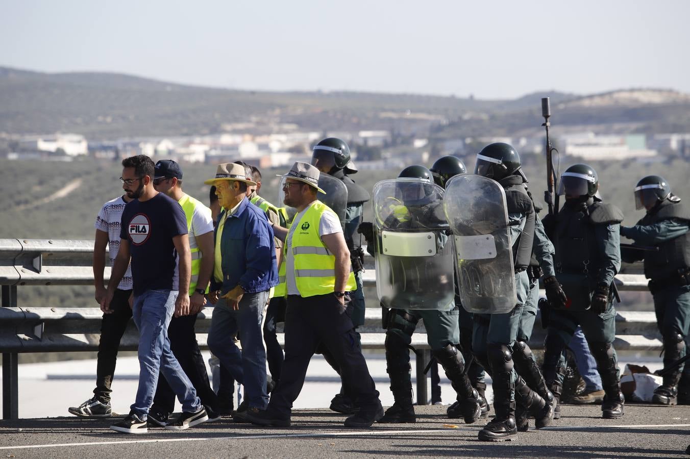 Los momentos más tensos de la protesta en Lucena de los agricultores