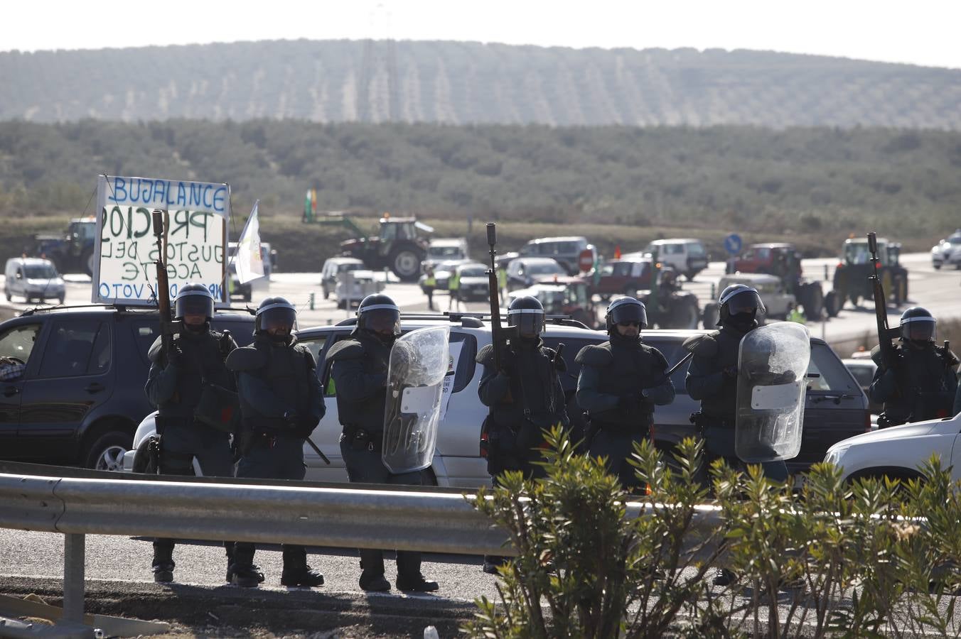 Los momentos más tensos de la protesta en Lucena de los agricultores